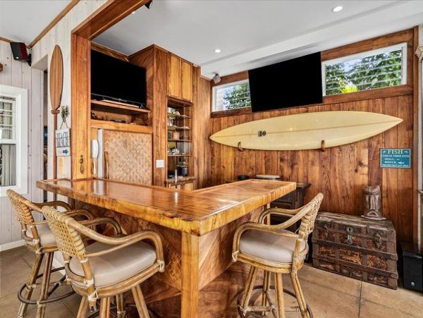 Wonderful Beachfront Hawaiian Style Plantation House