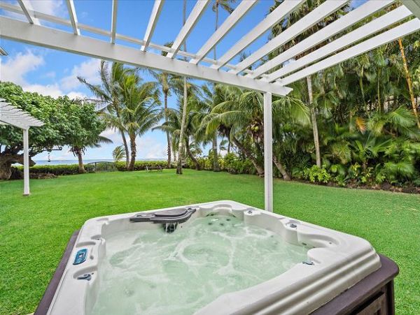 Wonderful Beachfront Hawaiian Style Plantation House