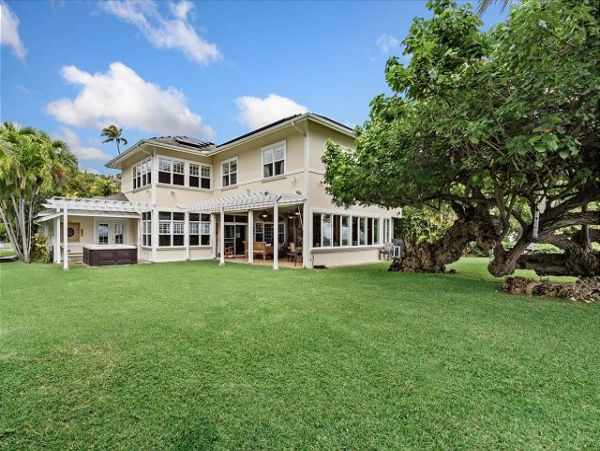 Wonderful Beachfront Hawaiian Style Plantation House