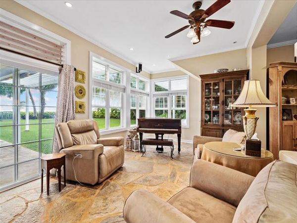 Wonderful Beachfront Hawaiian Style Plantation House