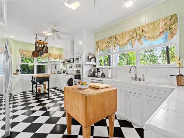 Wonderful Beachfront Hawaiian Style Plantation House