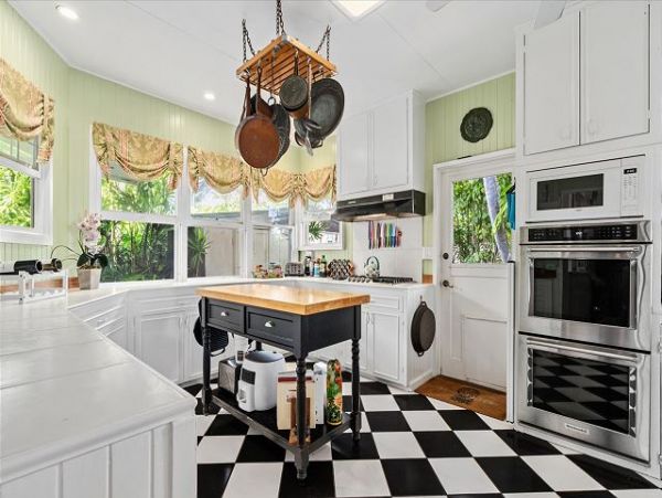 Wonderful Beachfront Hawaiian Style Plantation House