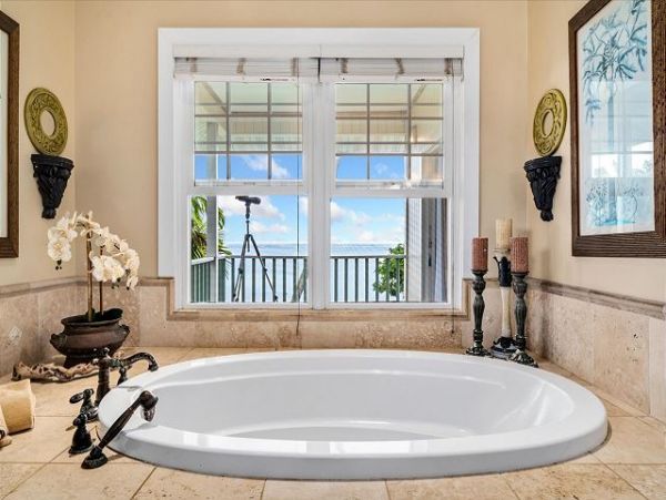 Wonderful Beachfront Hawaiian Style Plantation House