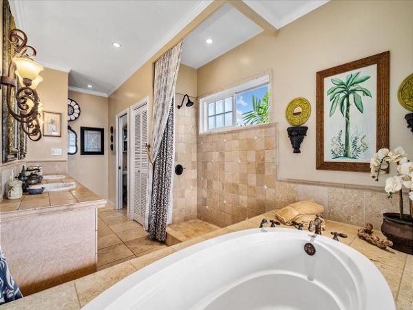 Wonderful Beachfront Hawaiian Style Plantation House