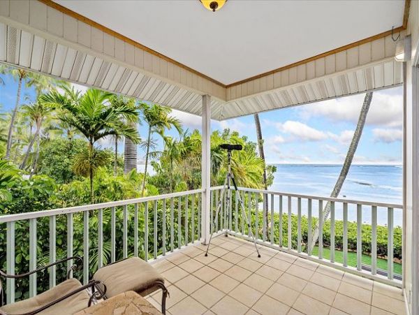 Wonderful Beachfront Hawaiian Style Plantation House
