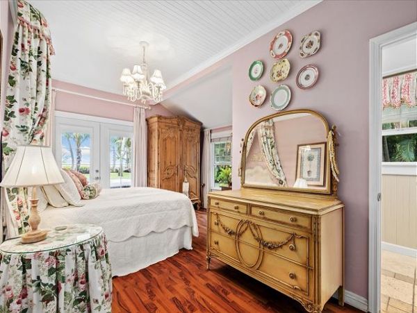 Wonderful Beachfront Hawaiian Style Plantation House