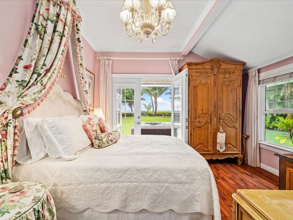 Wonderful Beachfront Hawaiian Style Plantation House