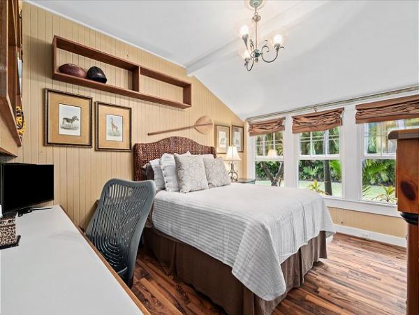 Wonderful Beachfront Hawaiian Style Plantation House