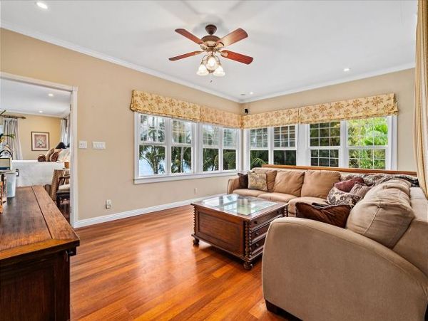 Wonderful Beachfront Hawaiian Style Plantation House