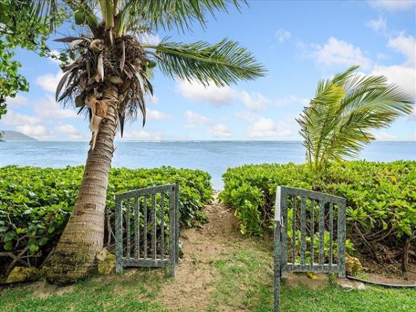 Wonderful Beachfront Hawaiian Style Plantation House