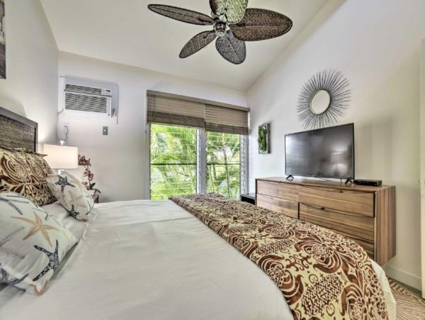 Lahaina Vacation Condo Two Bedroom Walk to Beach