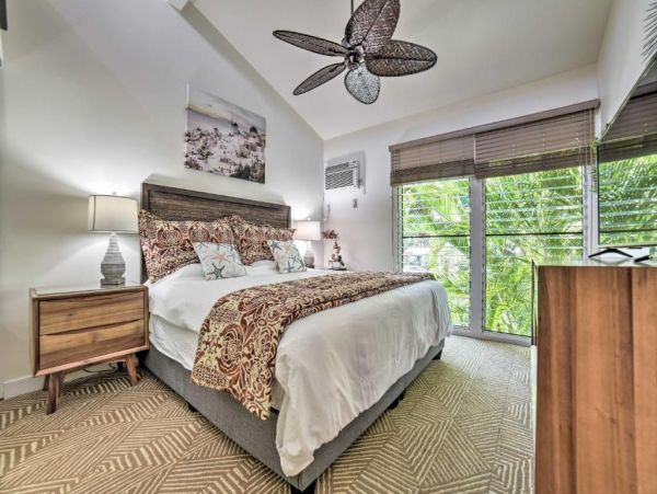 Lahaina Vacation Condo Two Bedroom Walk to Beach