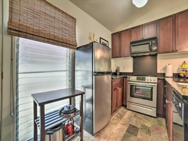 Lahaina Vacation Condo Two Bedroom Walk to Beach