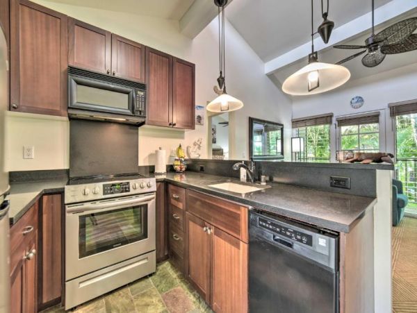Lahaina Vacation Condo Two Bedroom Walk to Beach