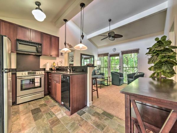 Lahaina Vacation Condo Two Bedroom Walk to Beach