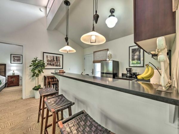 Lahaina Vacation Condo Two Bedroom Walk to Beach
