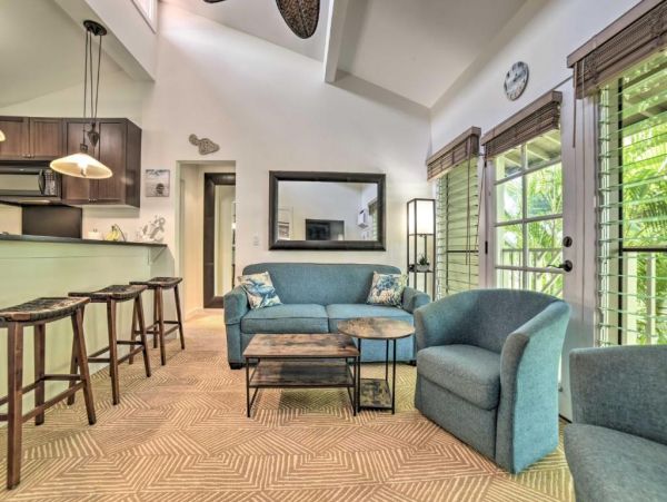 Lahaina Vacation Condo Two Bedroom Walk to Beach