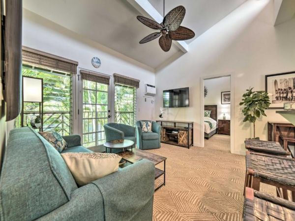 Lahaina Vacation Condo Two Bedroom Walk to Beach