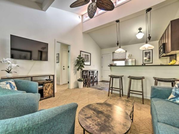 Lahaina Vacation Condo Two Bedroom Walk to Beach