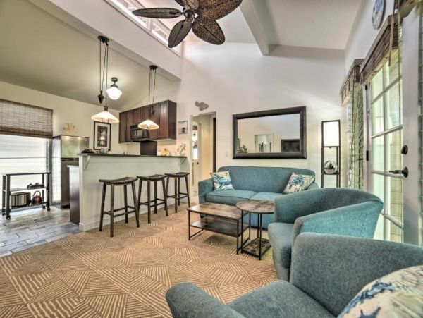 Lahaina Vacation Condo Two Bedroom Walk to Beach