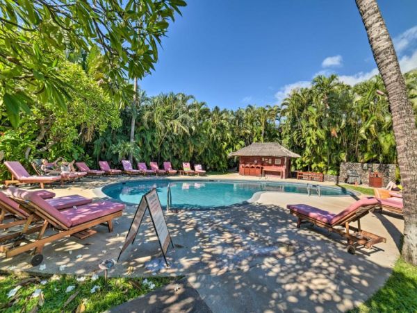 Lahaina Vacation Condo Two Bedroom Walk to Beach