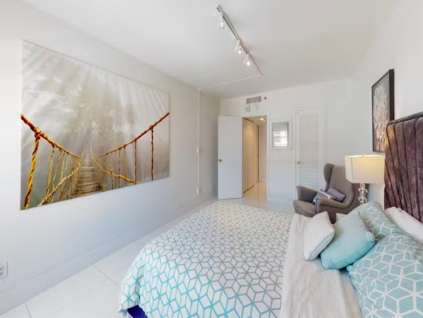 Charming South Beach Condo with Prime Location and Stunning Views