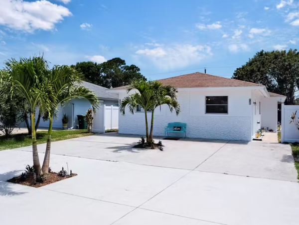 Lovely Duplex with 2 Bedrooms & Enclosed Yard