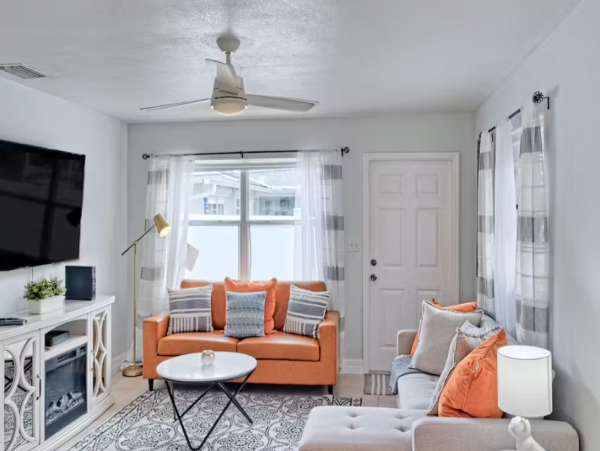 Lovely Duplex with 2 Bedrooms & Enclosed Yard