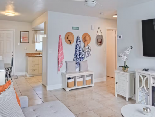 Lovely Duplex with 2 Bedrooms & Enclosed Yard