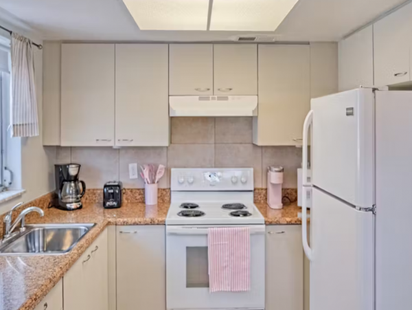 Lovely Duplex with 2 Bedrooms & Enclosed Yard