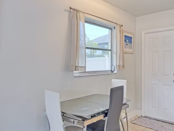 Lovely Duplex with 2 Bedrooms & Enclosed Yard
