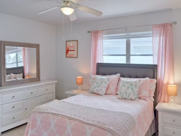 Lovely Duplex with 2 Bedrooms & Enclosed Yard