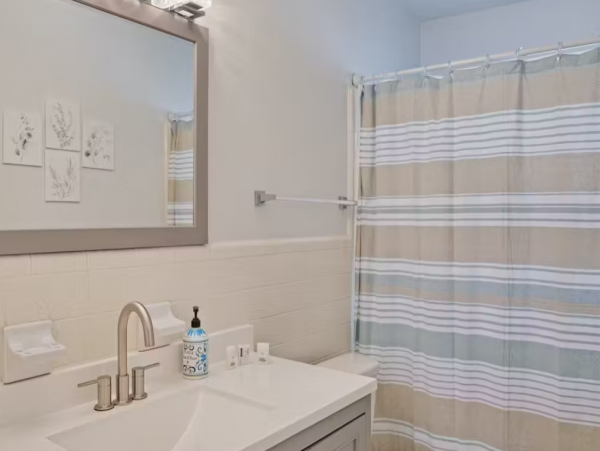 Lovely Duplex with 2 Bedrooms & Enclosed Yard