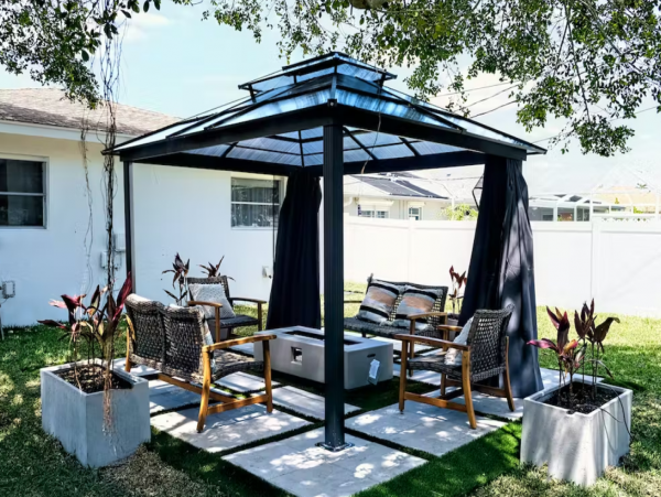 Lovely Duplex with 2 Bedrooms & Enclosed Yard