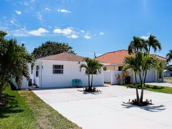 Lovely Duplex with 2 Bedrooms & Enclosed Yard