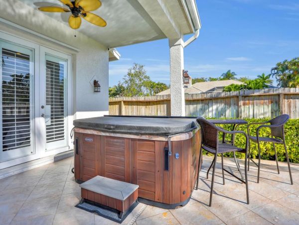 Naples 4 Bedroom Vacation Home with Private Pool & Spa