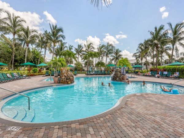 Naples Florida Vacation Home with Golf Views & Resort Amenities