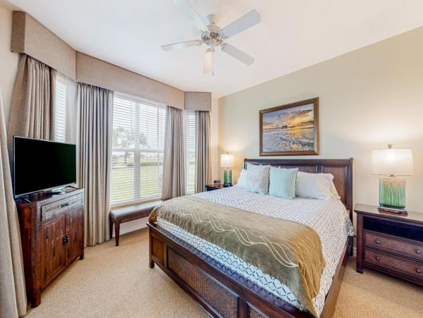 Naples Florida Vacation Home with Golf Views & Resort Amenities