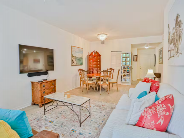 3 bedroom Condo close to Vanderbilt beach, Naples