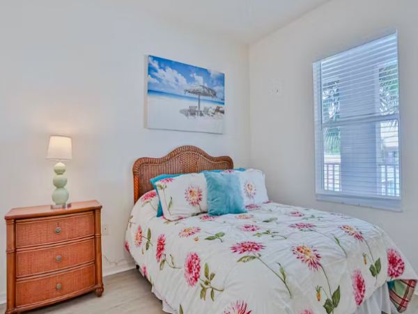 3 bedroom Condo close to Vanderbilt beach, Naples