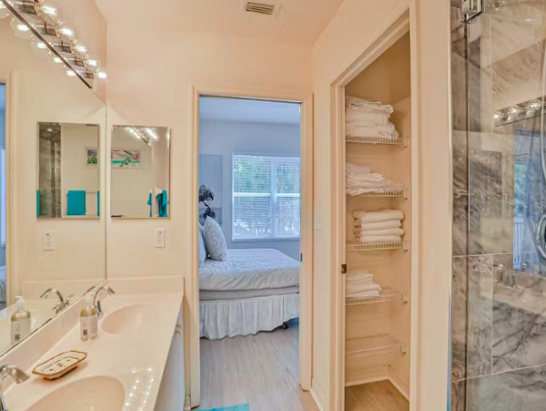 3 bedroom Condo close to Vanderbilt beach, Naples