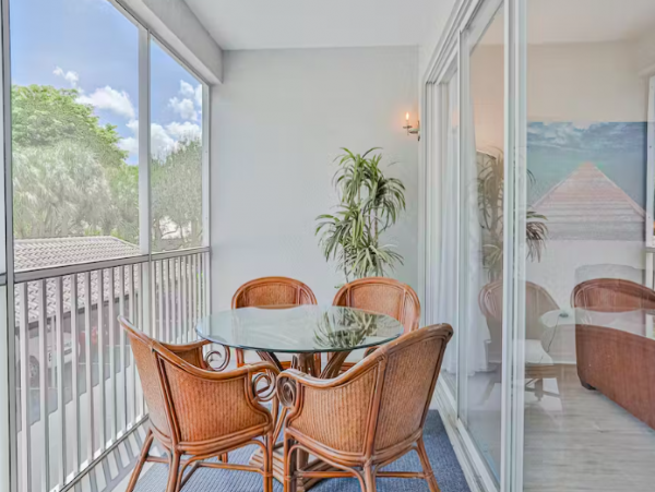 3 bedroom Condo close to Vanderbilt beach, Naples