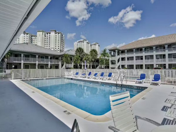 3 bedroom Condo close to Vanderbilt beach, Naples