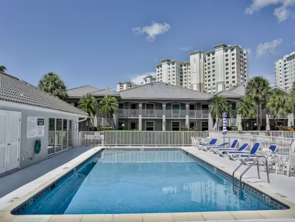 3 bedroom Condo close to Vanderbilt beach, Naples