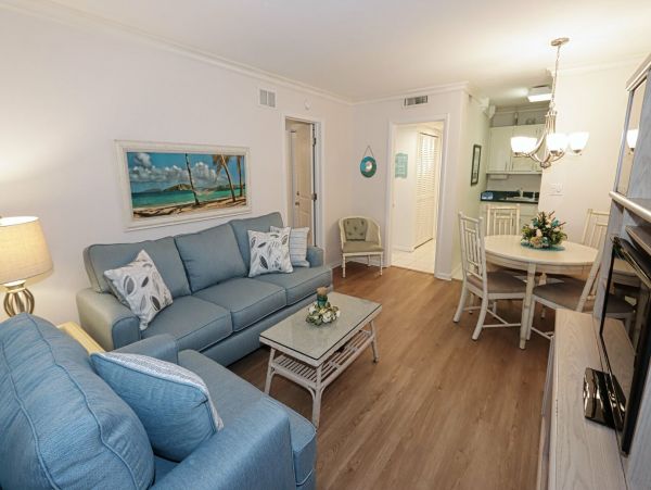 Condo Near Naples Beach with 2 Bedrooms & 2 Bathrooms