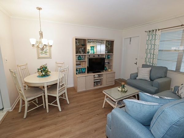 Condo Near Naples Beach with 2 Bedrooms & 2 Bathrooms