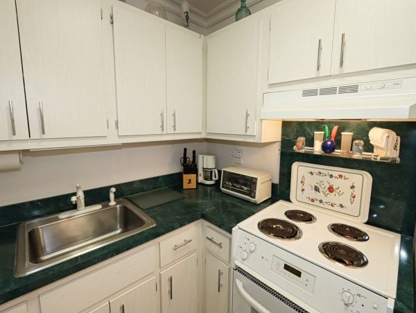 Condo Near Naples Beach with 2 Bedrooms & 2 Bathrooms
