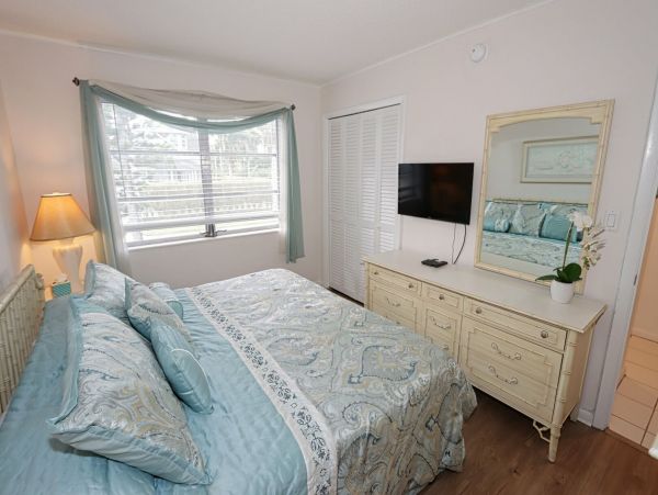 Condo Near Naples Beach with 2 Bedrooms & 2 Bathrooms