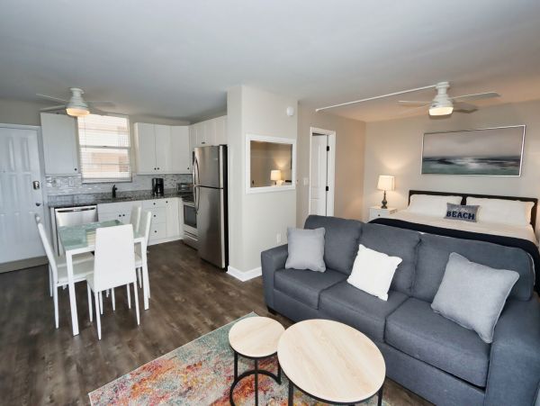 Lovely Condo w/ access to 2 Pools & 10 Har-Tru Tennis Courts