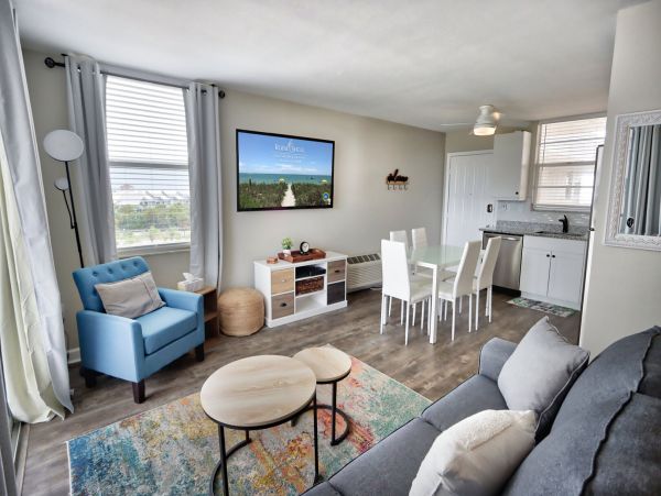 Lovely Condo w/ access to 2 Pools & 10 Har-Tru Tennis Courts